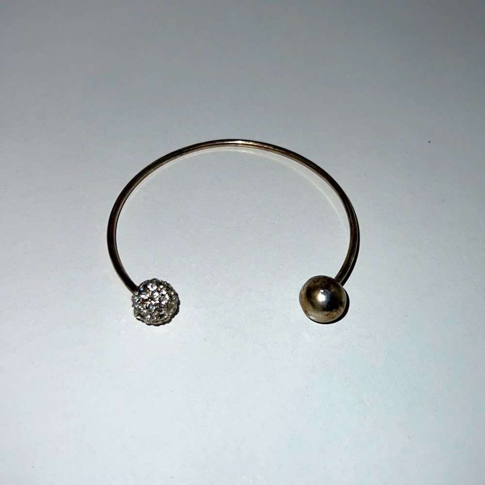 Silver simply but cute bracelet! Fits All (Bendable)!